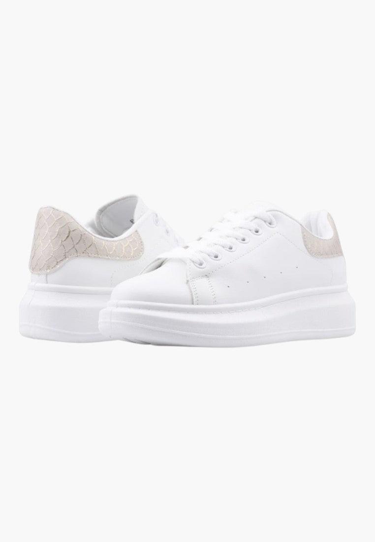 Białe sneakersy damskie z masywną podeszwą, widok z boku.