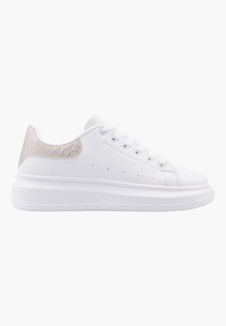 Białe sneakersy damskie z minimalistycznym designem, widok z boku.