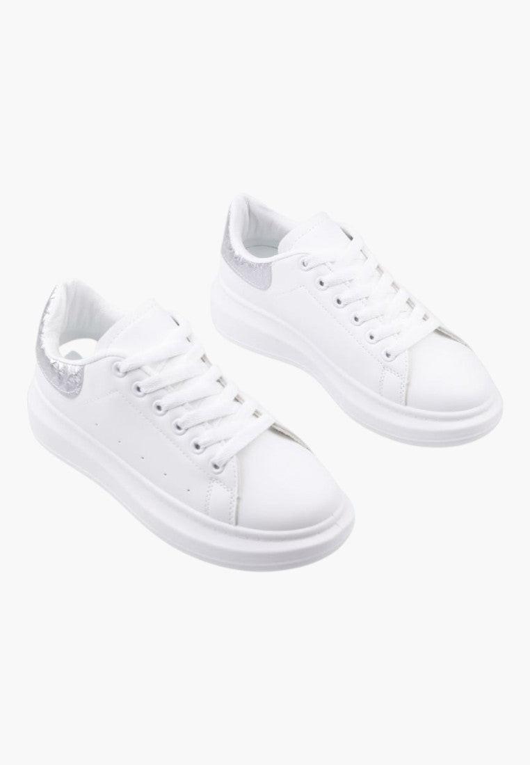 Białe sneakersy damskie z minimalistycznym stylem, widok z boku.