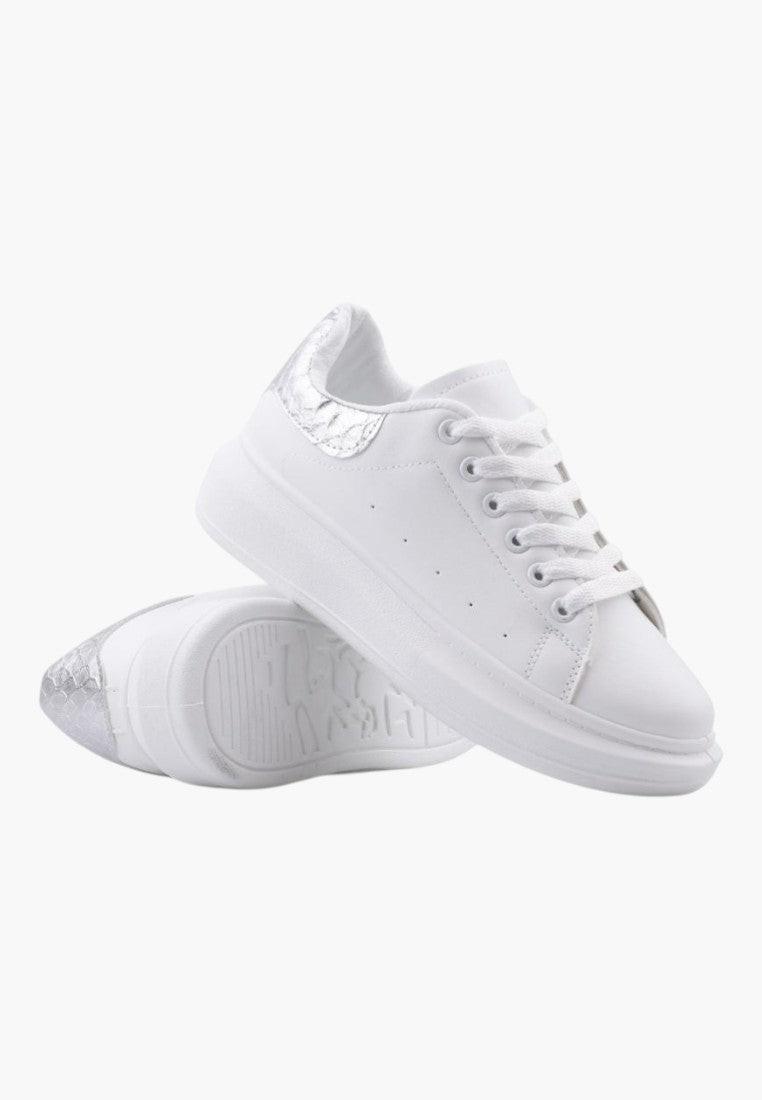 Białe sneakersy damskie z sznurowanym zapięciem, widok z boku.