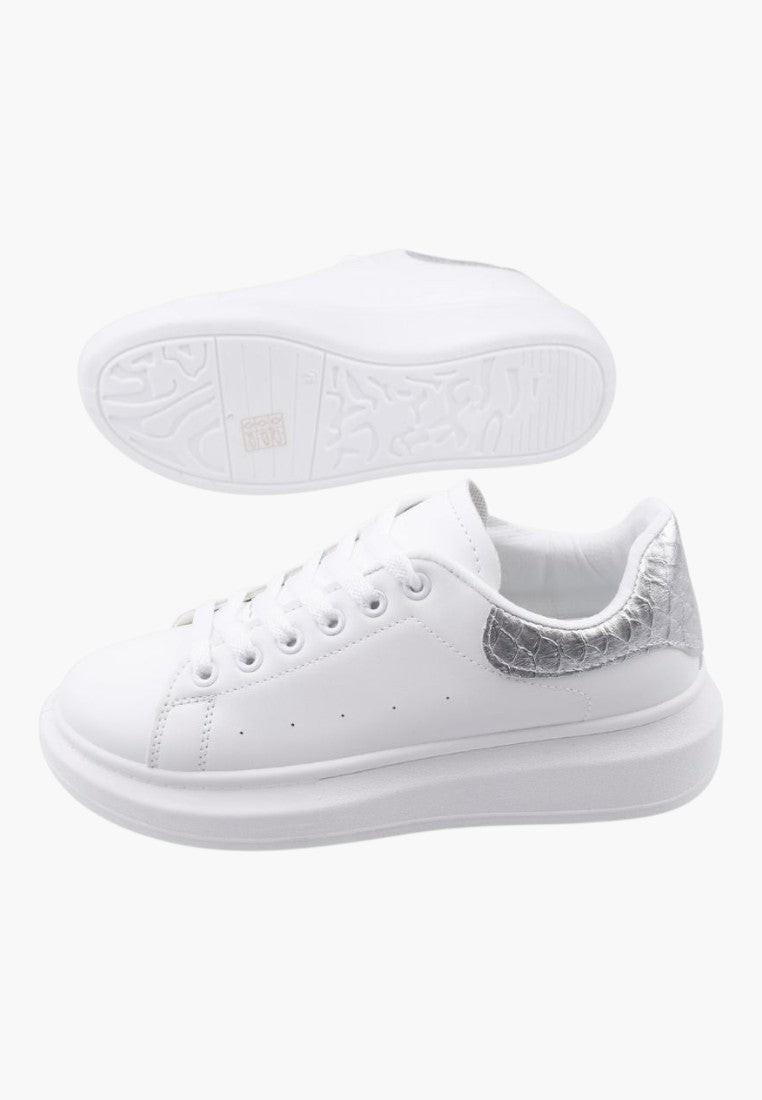 Zbliżenie białych sneakersów damskich z okrągłym noskiem.
