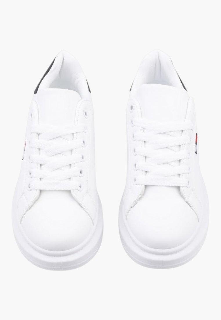 Zbliżenie na detal pięty białych sneakersów damskich.