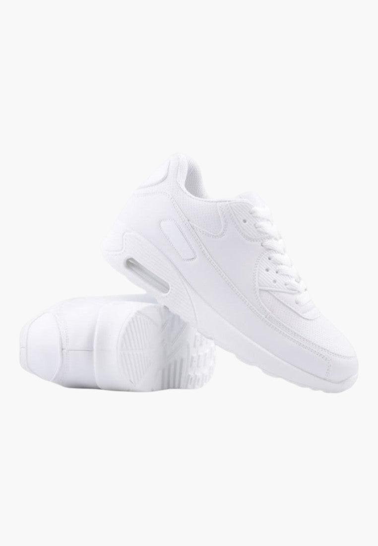 Białe sneakersy z ekoskóry, widok z boku, gruba podeszwa