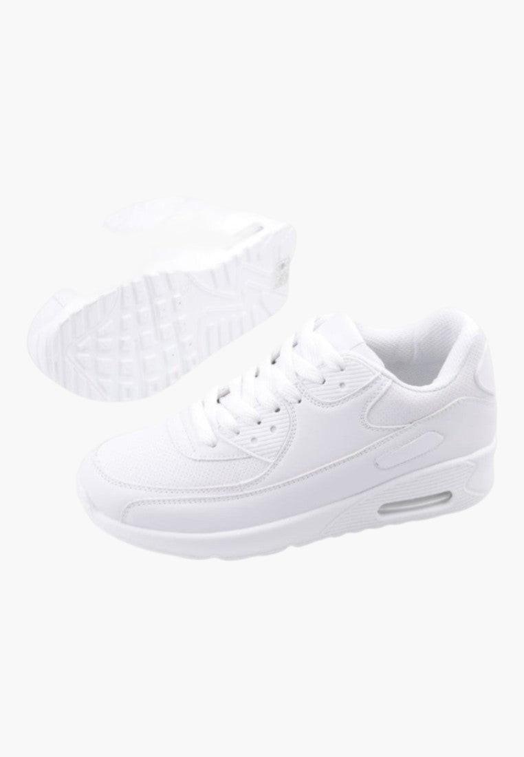 Białe sneakersy z ekoskóry, widok z boku, gruba podeszwa