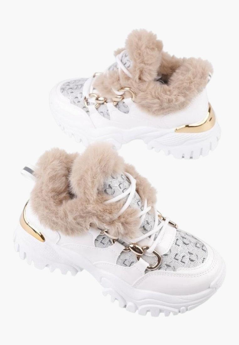 Białe sneakersy damskie z futrzanym kołnierzem, widok z boku.