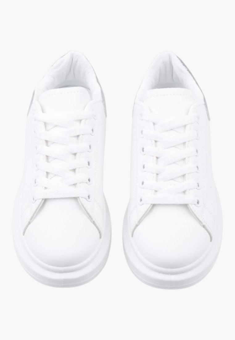 Widok z góry białych sneakersów damskich z czystymi liniami.