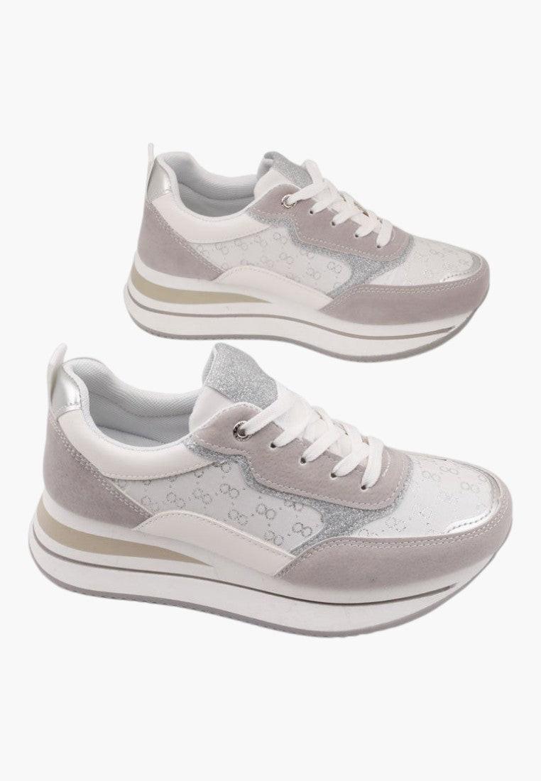 Inna perspektywa białych sneakersów z grubą podeszwą.