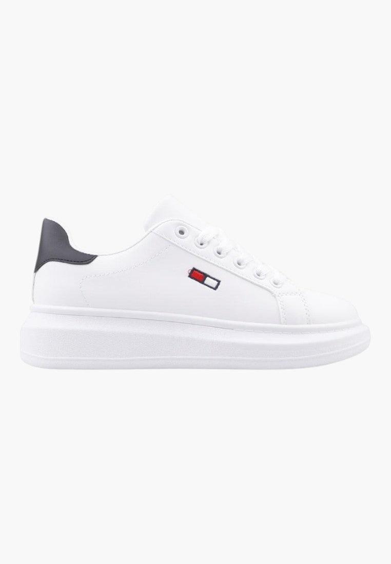 Białe sneakersy damskie z kontrastową piętą, widok z boku.