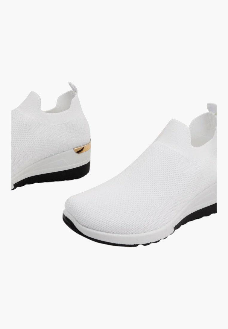 Detal cholewki białych sneakersów damskich z metaliczną wstawką