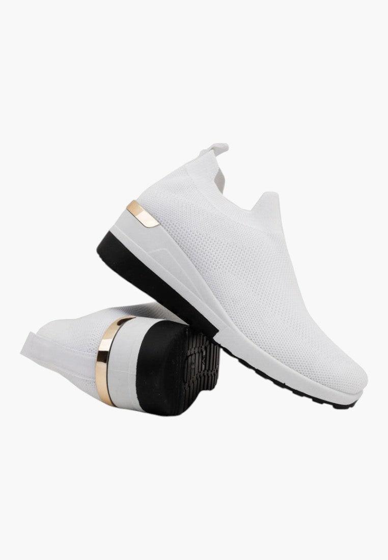 Różne ujęcia białych sneakersów damskich z metaliczną wstawką