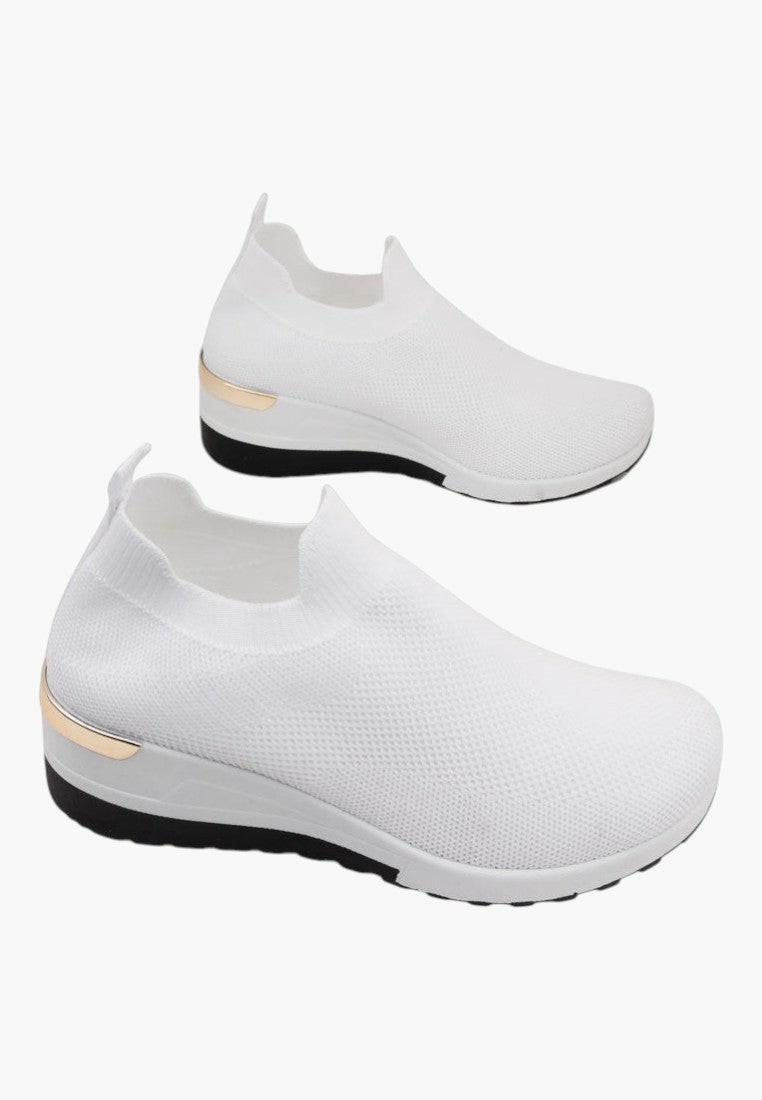 Stylizacja białych sneakersów damskich z metaliczną wstawką w otoczeniu