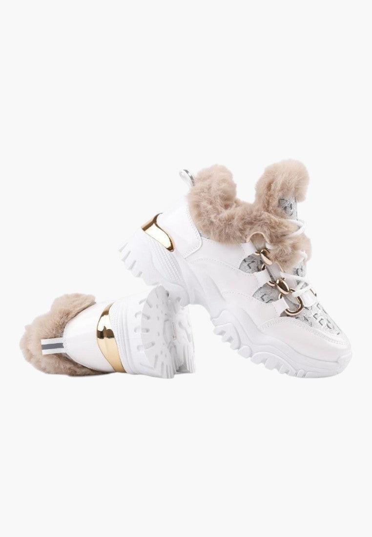 Białe sneakersy damskie z okrągłym noskiem, widok z boku.