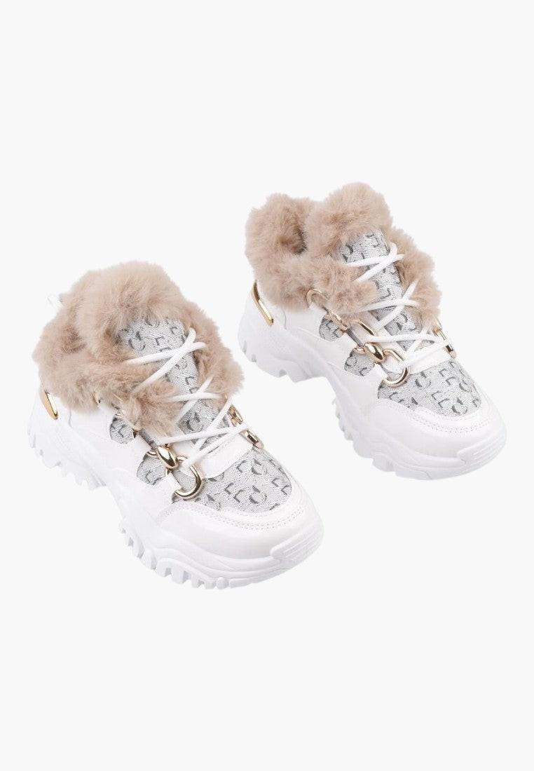 Białe sneakersy damskie z okrągłym noskiem, widok z boku.