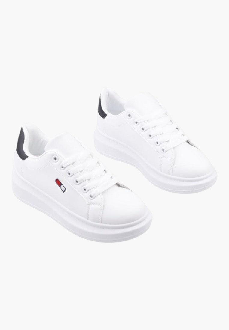 Białe sneakersy damskie z okrągłym noskiem, widok z przodu.