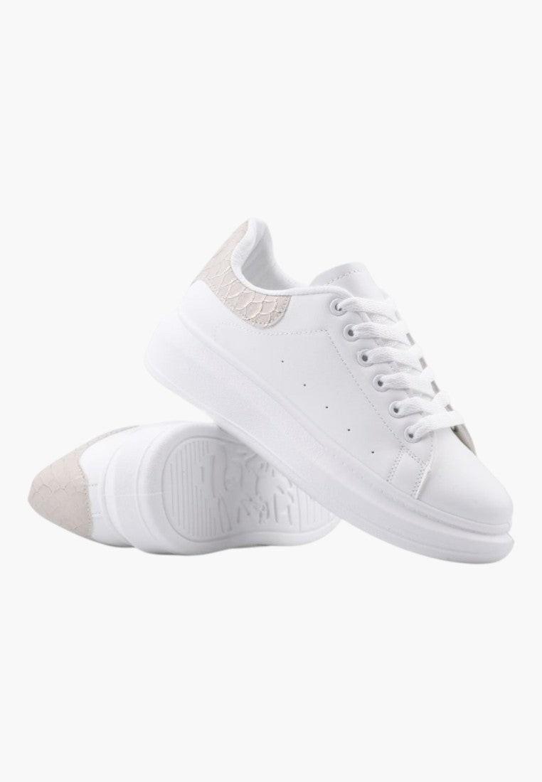 Widok z przodu białych sneakersów damskich z gładkim wykończeniem.