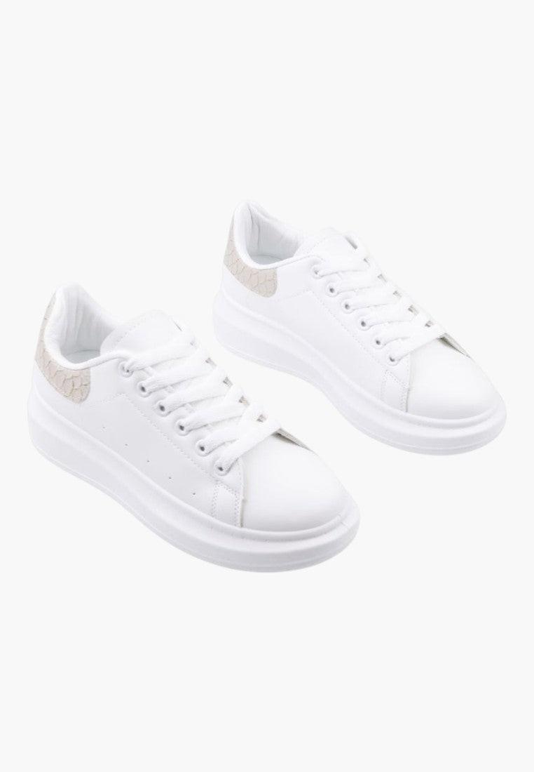 Widok z przodu białych sneakersów damskich z okrągłym noskiem i sznurowaniem.