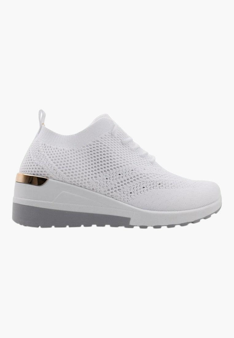Białe sneakersy damskie sportowe na koturnie, widok z boku.
