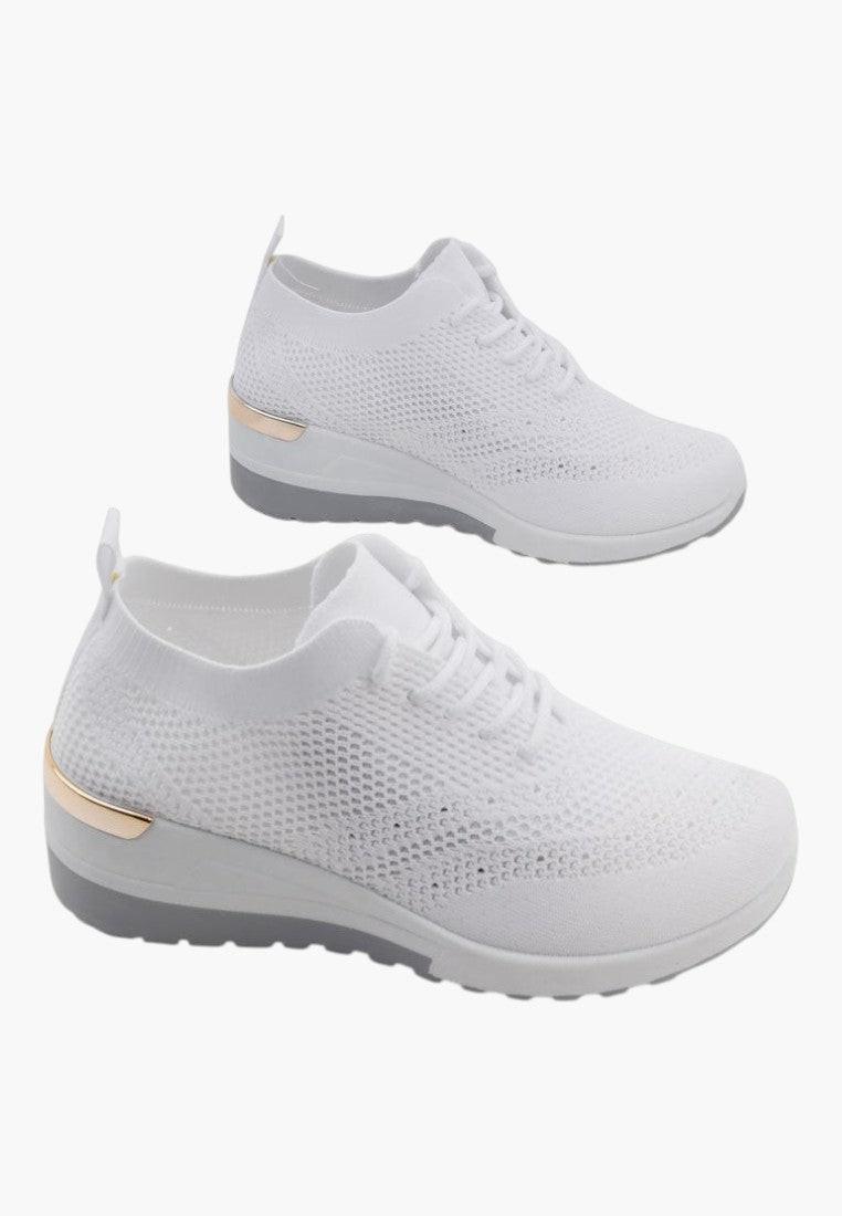 Białe sneakersy damskie sportowe, widok z innej perspektywy, lekkie i elastyczne.