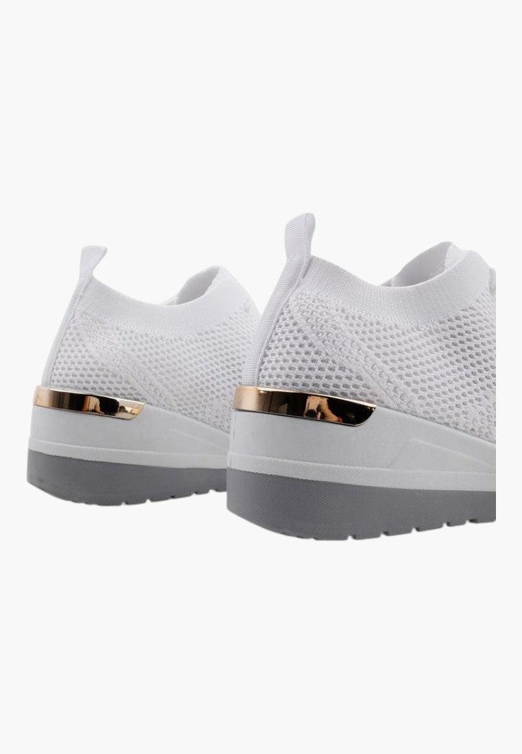 Białe sneakersy damskie sportowe na koturnie, widok z przodu, złote akcenty.