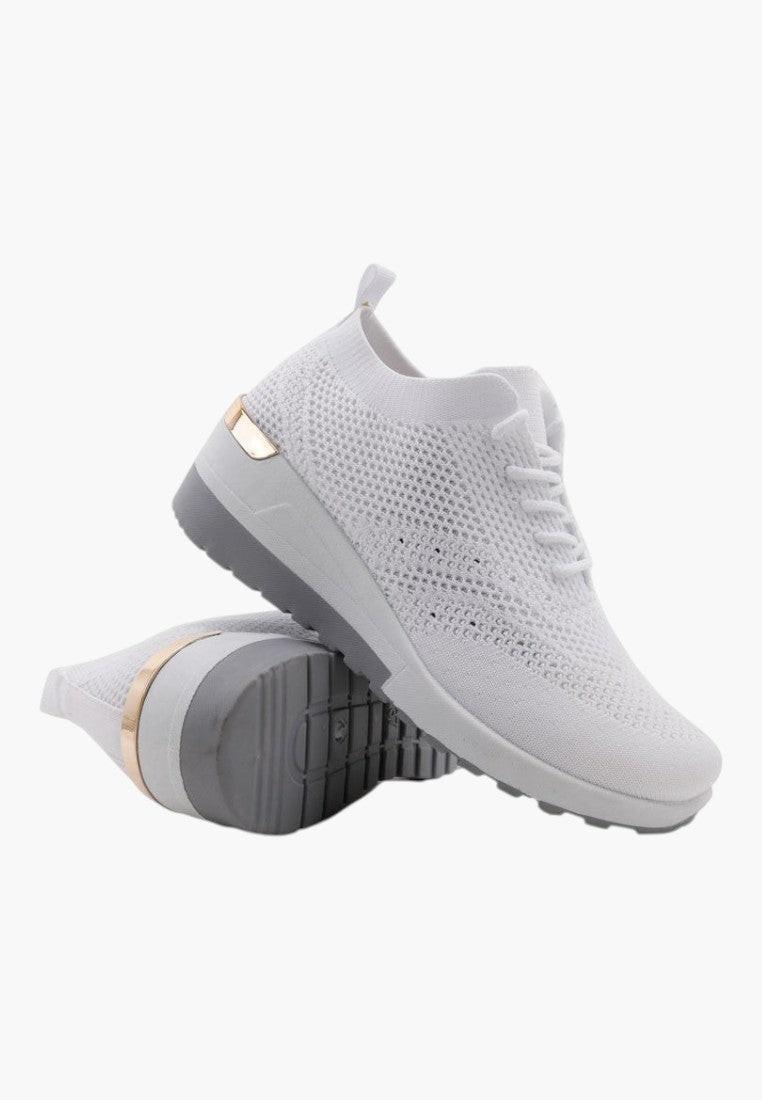 Białe sneakersy damskie sportowe na koturnie, widok z tyłu, złote akcenty.