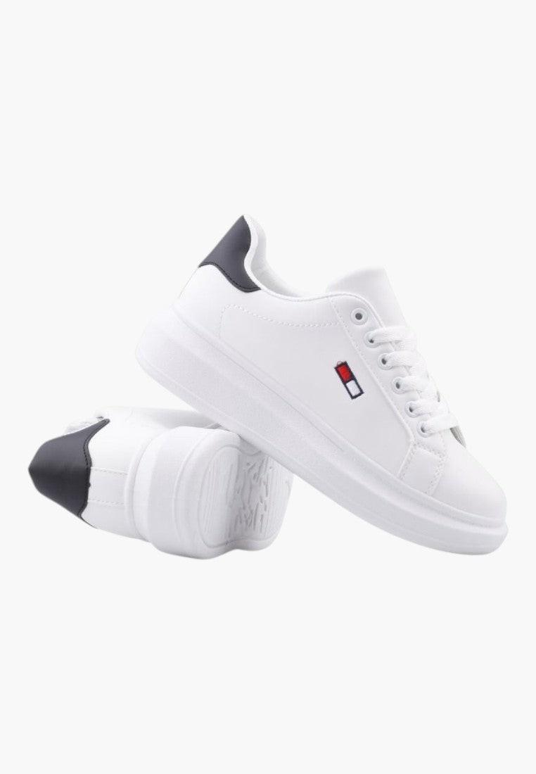 Białe sneakersy damskie w stylu casual, widok lifestyle.