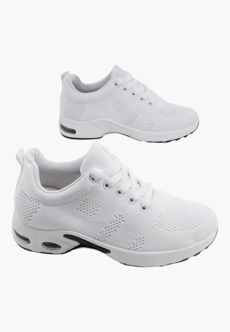 Białe sneakersy damskie w stylowym ujęciu lifestyle.