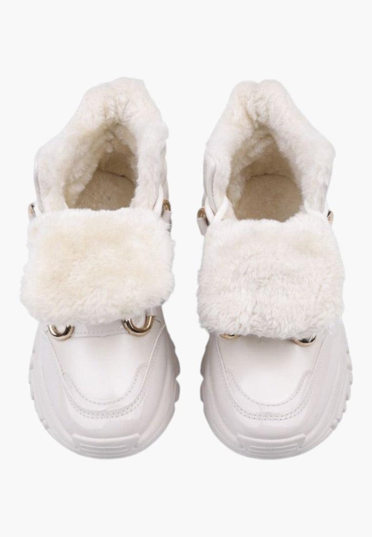 Białe sneakersy damskie z zapięciem na sznurowadła, widok z przodu.