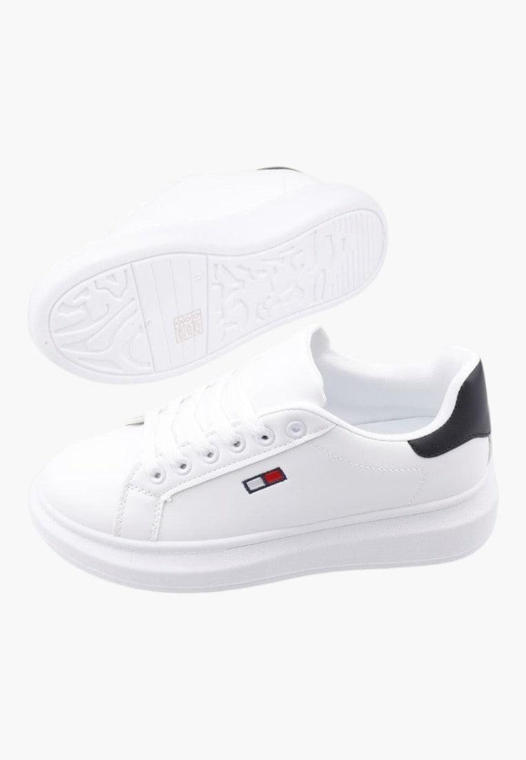 Białe sneakersy damskie z teksturowaną podeszwą, widok z przodu.
