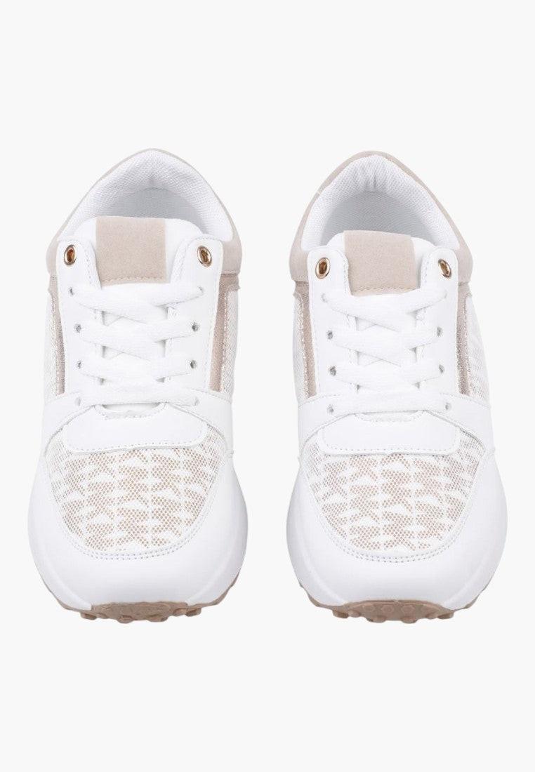 Zbliżenie na teksturowaną podeszwę białych sneakersów damskich