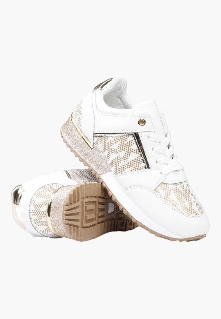 Białe sneakersy damskie z teksturowanym wzorem, zbliżenie