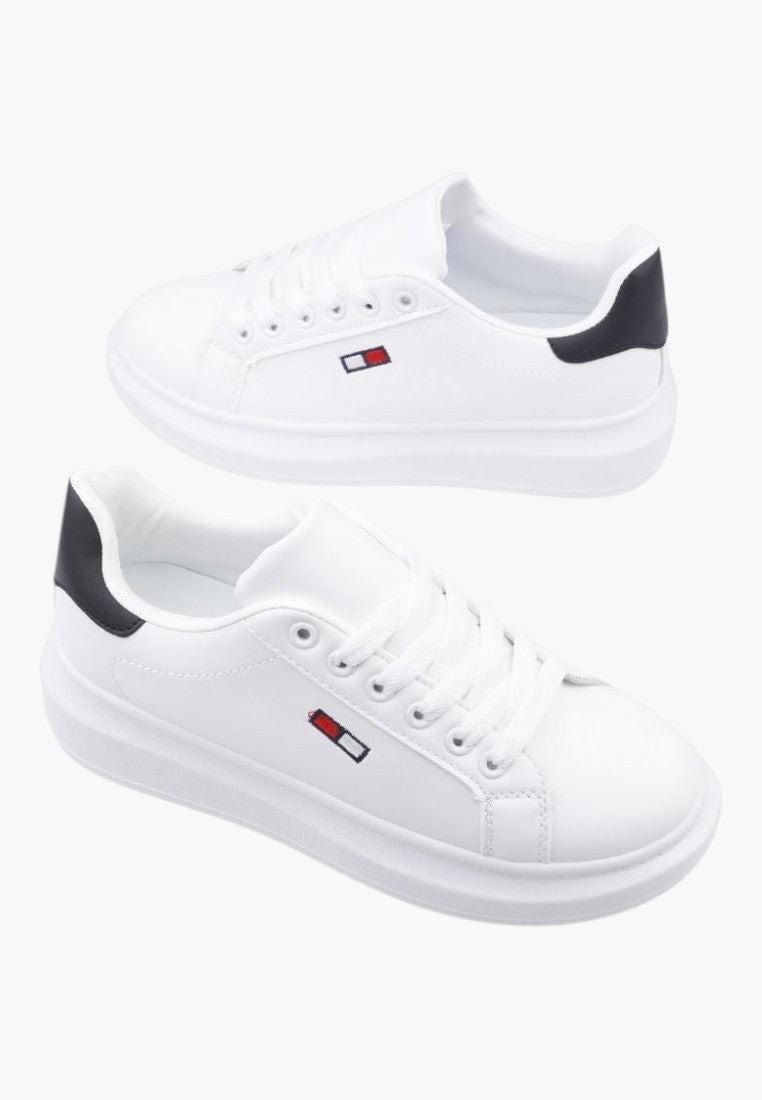 Widok z góry białych sneakersów damskich z wiązaniem.