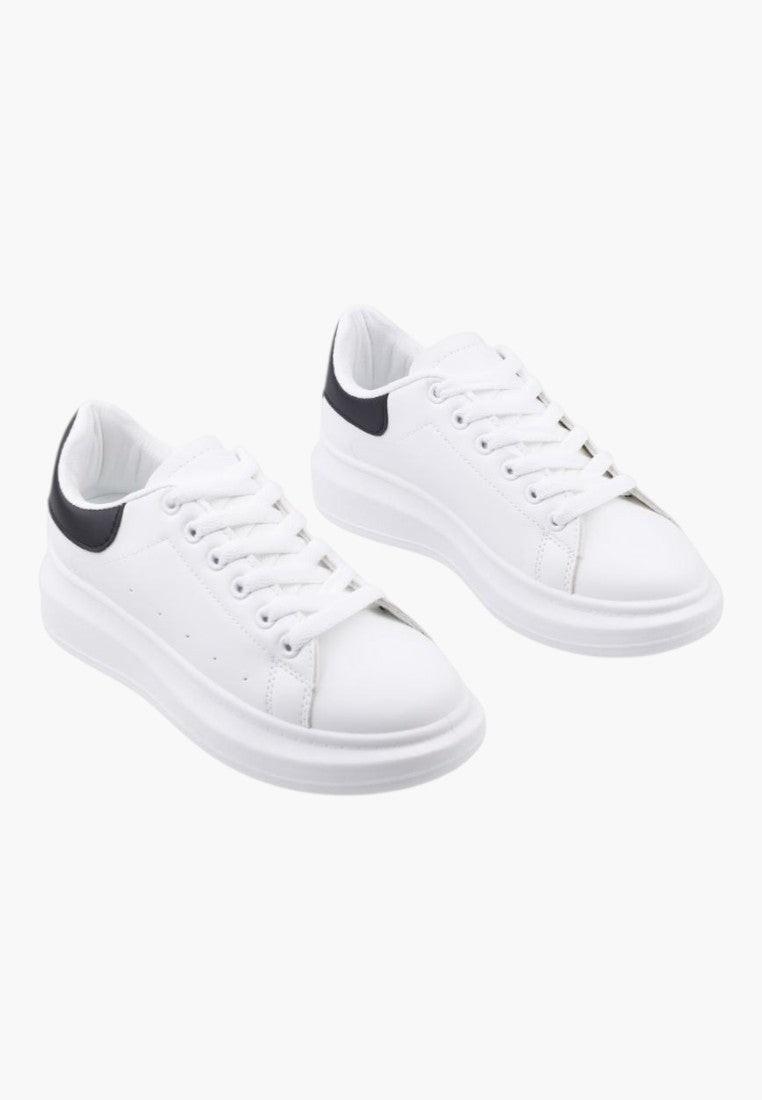Białe sneakersy damskie z okrągłym noskiem, widok z tyłu.