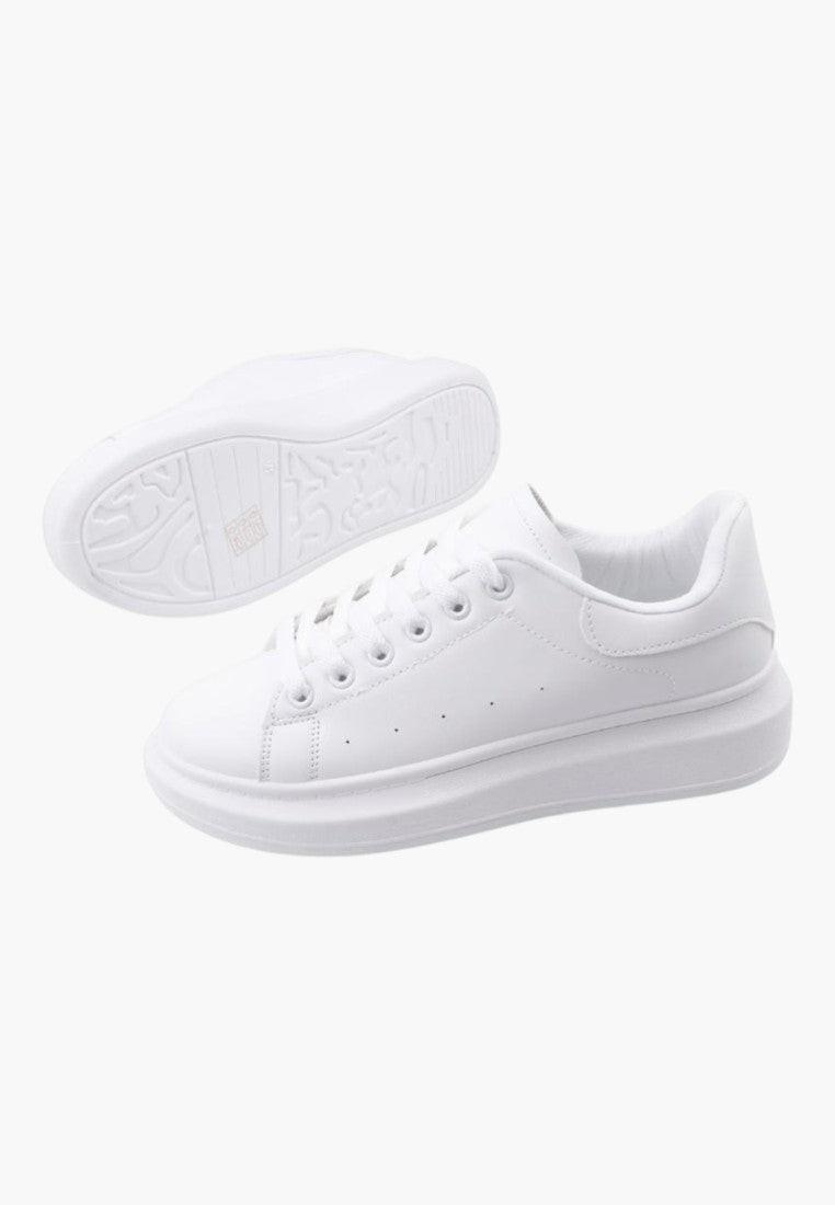 Widok z boku białych sneakersów damskich z okrągłym noskiem.