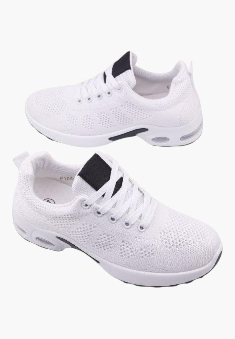 Białe sneakersy damskie z siateczkowym wierzchem, widok z boku.