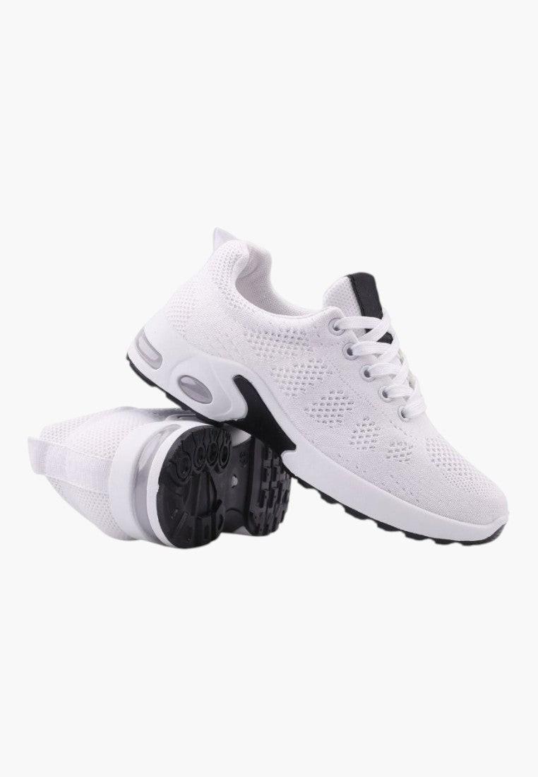 Białe sneakersy damskie z siateczkowym wierzchem, widok z przodu.