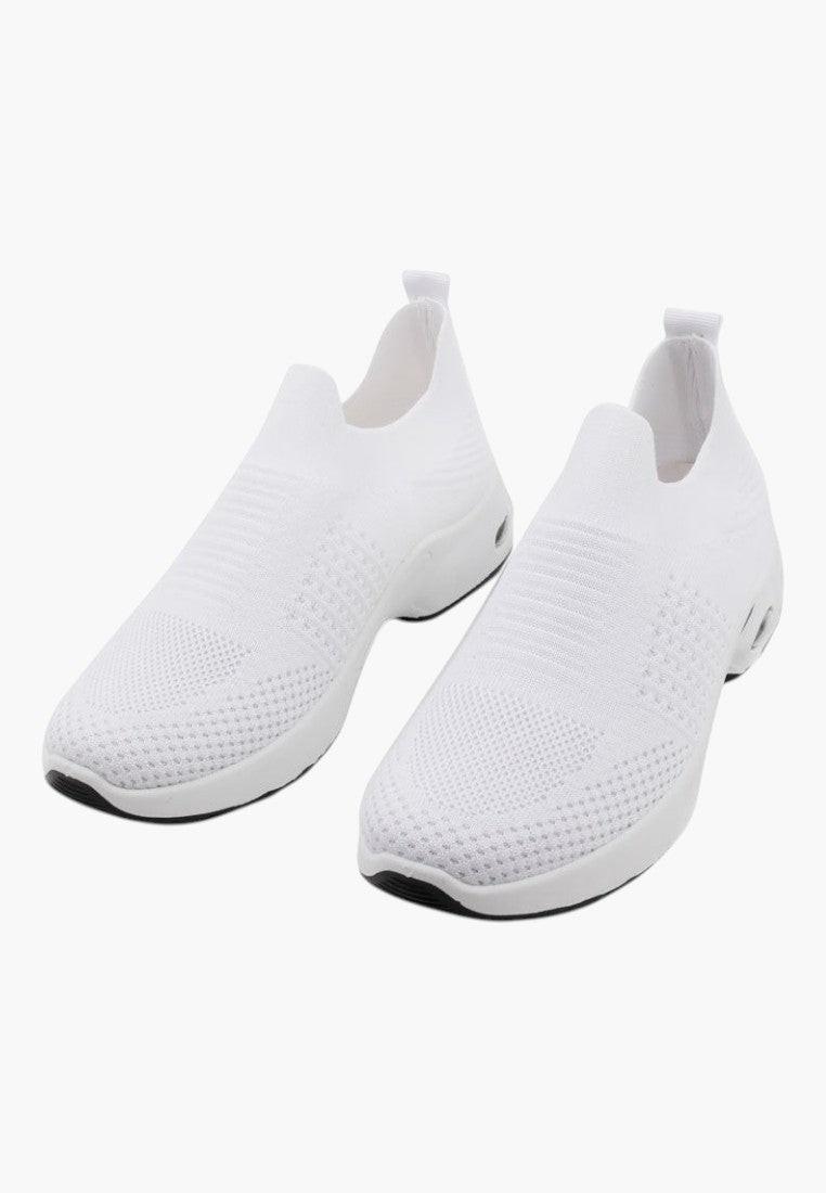 Białe wsuwane sneakersy damskie w stylu casual, widok lifestyle.