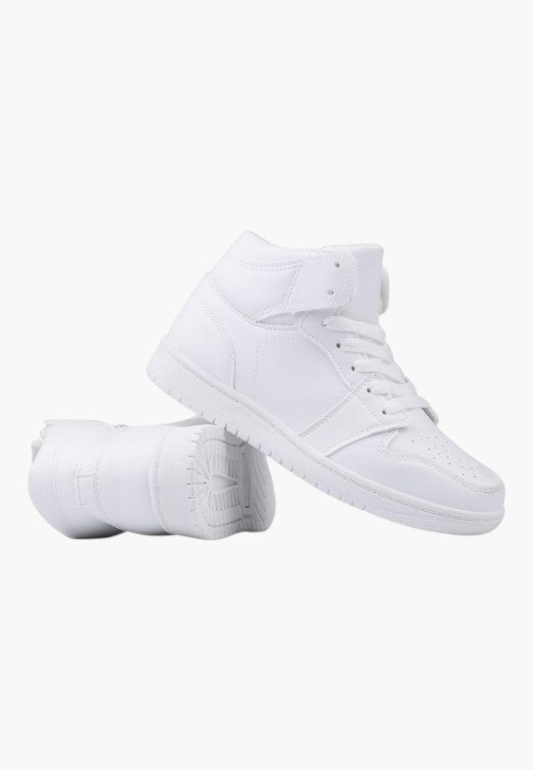 Detal widoku z boku białych sneakersów damskich z wysoką cholewką.