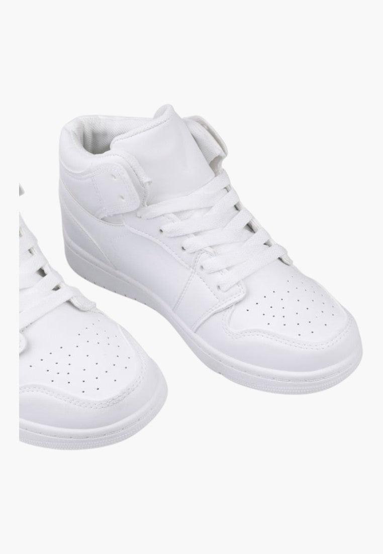 Detal widoku z boku białych sneakersów damskich z wysoką cholewką.