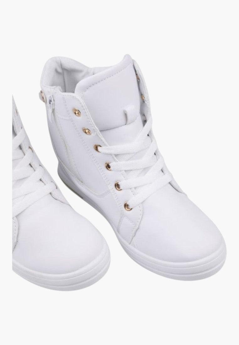 Detal wiązania białych sneakersów damskich z złotymi akcentami