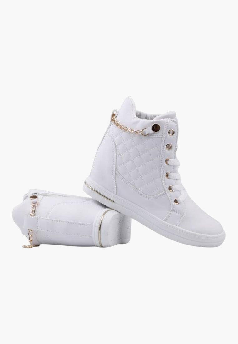 Detal wiązania białych sneakersów damskich z złotymi akcentami