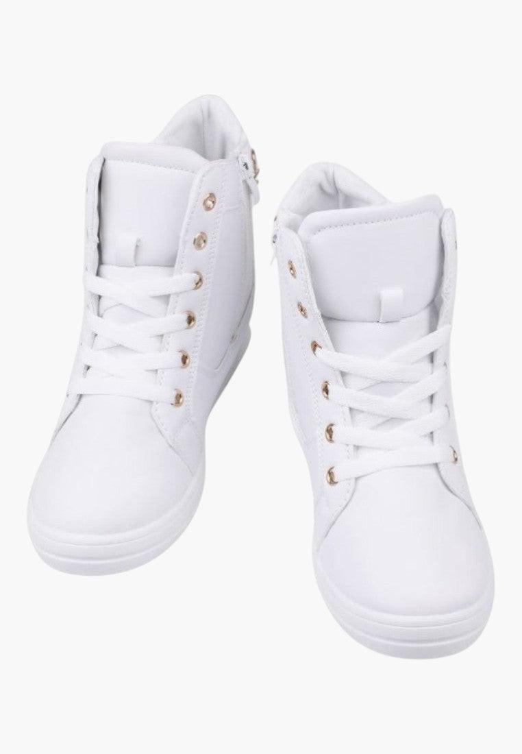 Białe sneakersy damskie z złotymi akcentami, widok z boku