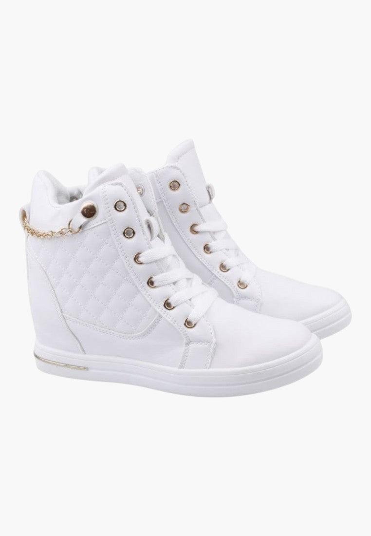 Białe sneakersy damskie z złotymi akcentami, widok z boku