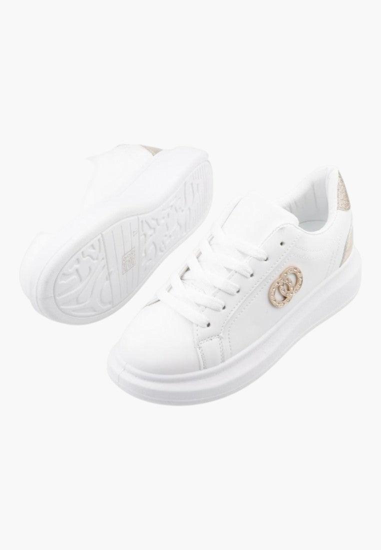Zbliżenie na detal logo białych sneakersów.