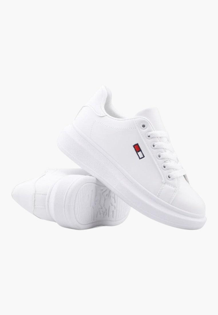 Białe sneakersy z ekoskóry, minimalistyczny design, widok z przodu.