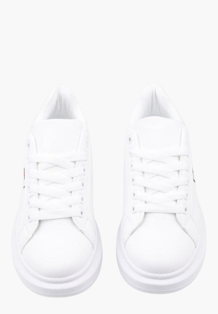 Białe sneakersy z ekoskóry, widok z boku, gruba podeszwa.