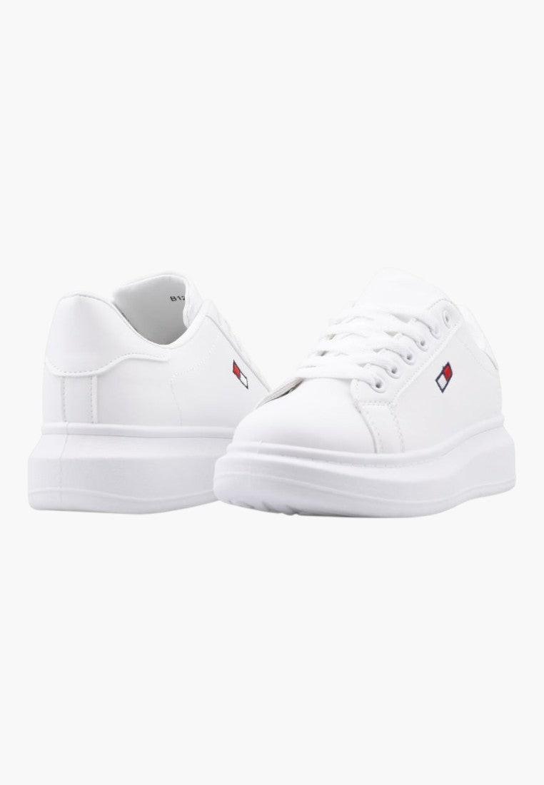 Białe sneakersy z ekoskóry, widok z boku, detal logo.