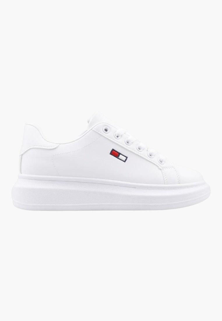 Białe sneakersy z ekoskóry, widok z boku, niska cholewka.