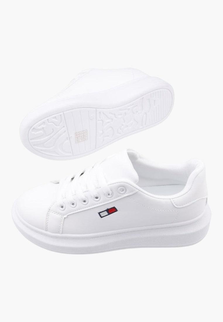 Białe sneakersy z ekoskóry, widok z przodu, sznurowane z czerwonym logo.