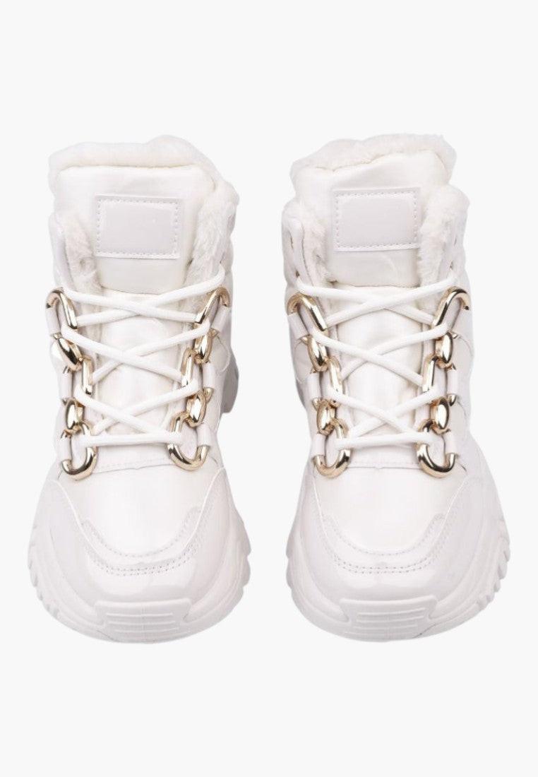 Białe sneakersy z futrem, widok z przodu.