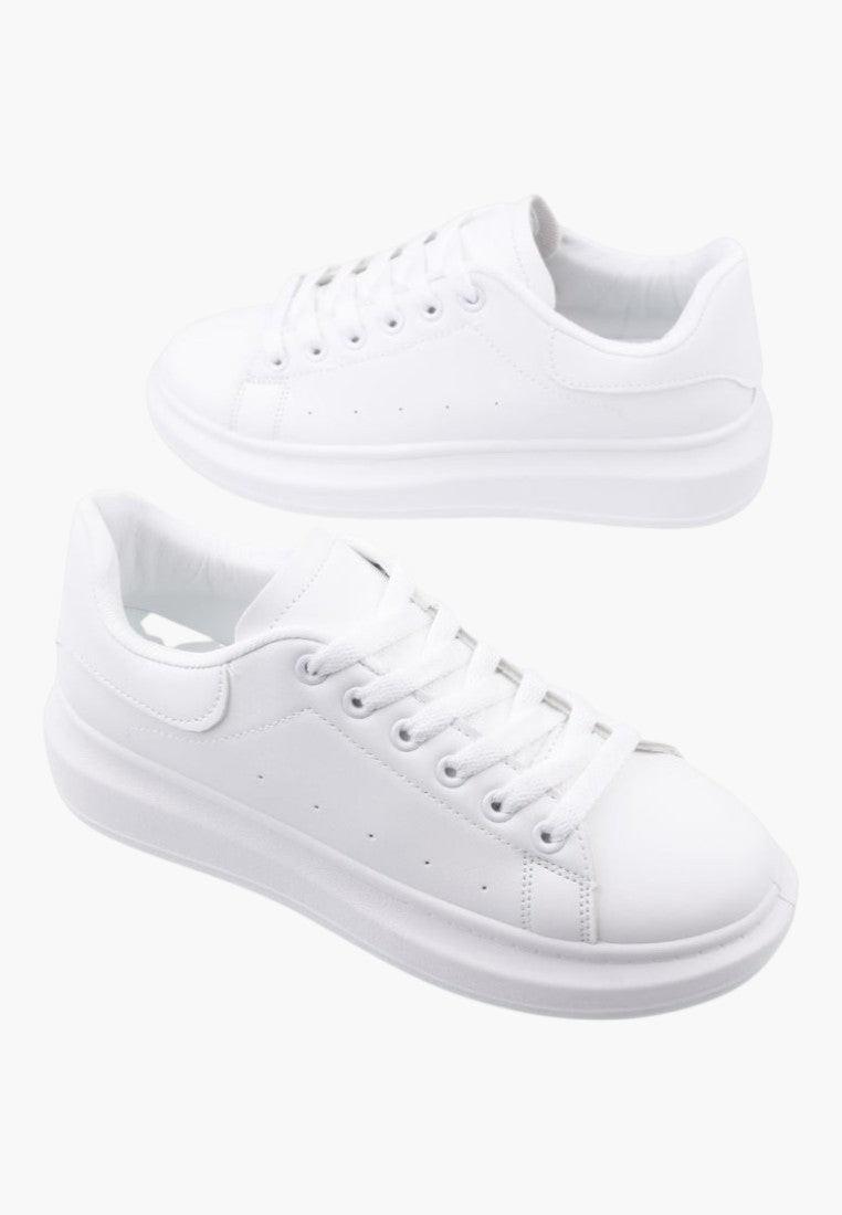 Widok z przodu białych sneakersów z gładką powierzchnią.